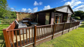 Conkers Lodge for 6 with Hot Tub & Large Secluded Decking